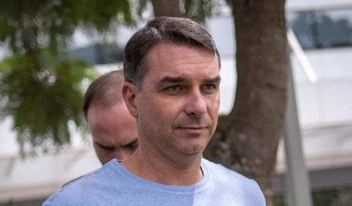 Fim do silêncio! Flávio Bolsonaro revela se vai desistir da presidência do Brasil